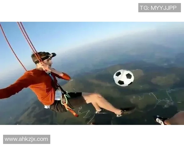 足球明星在高空中精彩踢球瞬间展现力量与技巧的完美结合
