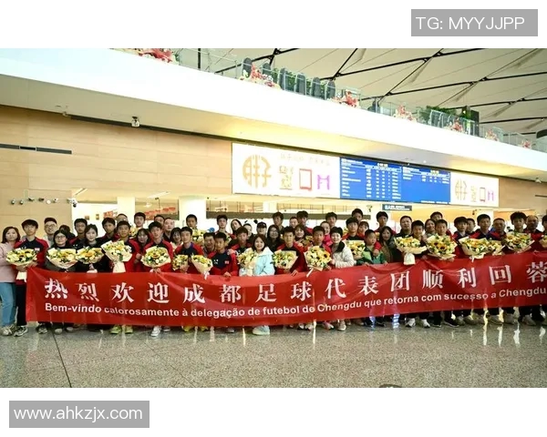 足球明星团队抵达新城市展现风采引发球迷热烈欢迎与期待